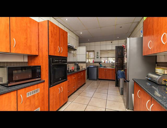 5 BEDROOM HOUSE FOR SALE IN POMONA